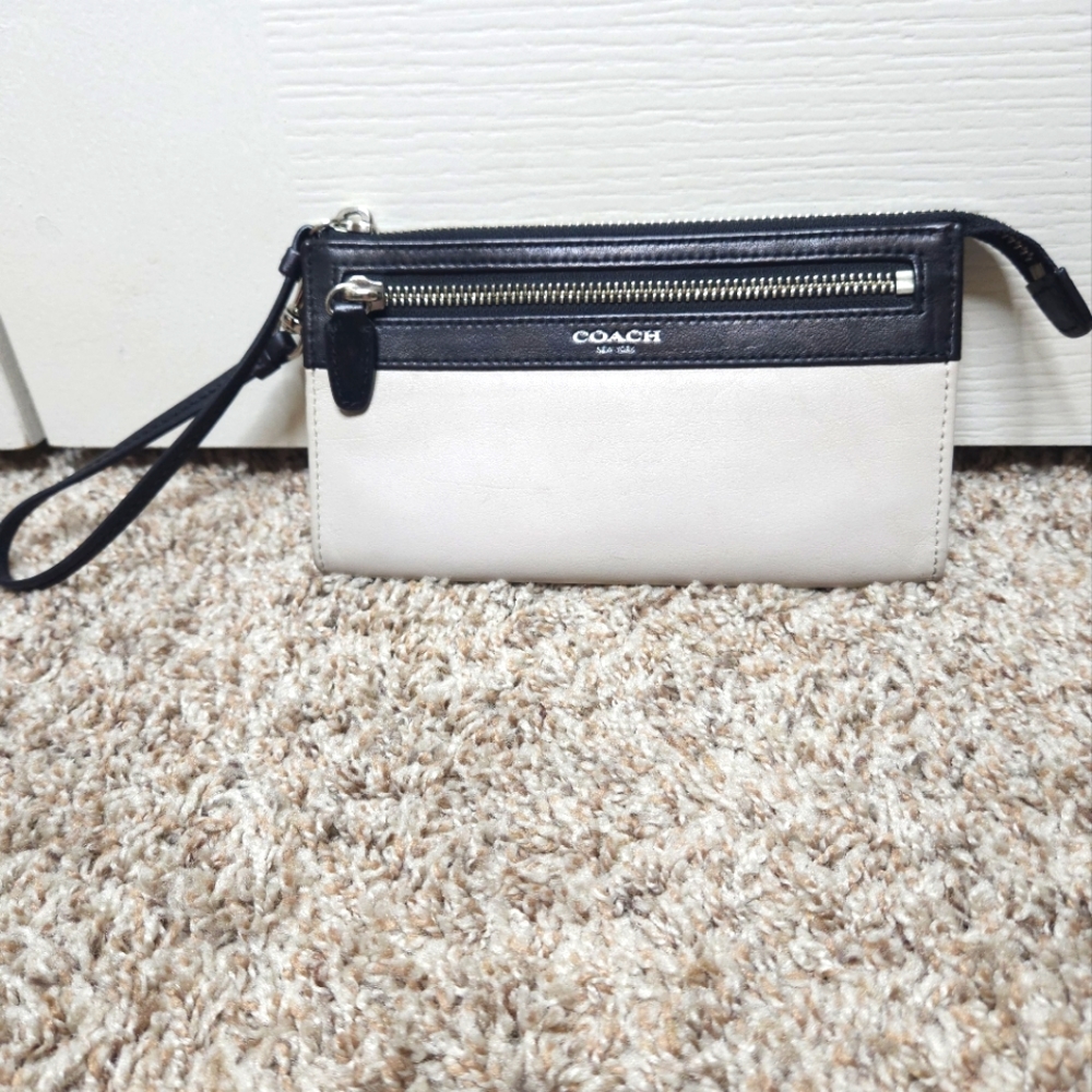 GUC Coach Leather Wristlet